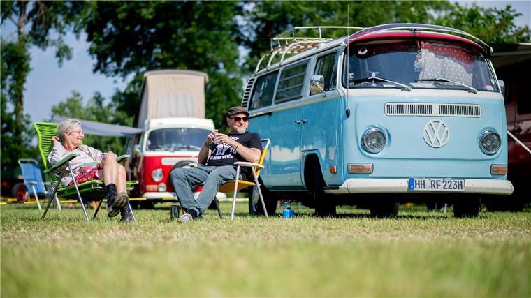 Christine und Ralf sitzen auf dem Bockhorner Oldtimermarkt vor ihrem Volkswagen T2 aus dem Jahr 1972.