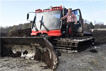 Christoph Behrens fährt im Moor Pistenbully.