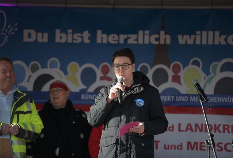 Christoph Frauenpreiß, Ratsherr in Cuxhaven, spricht bei der Demo in Cuxhaven
