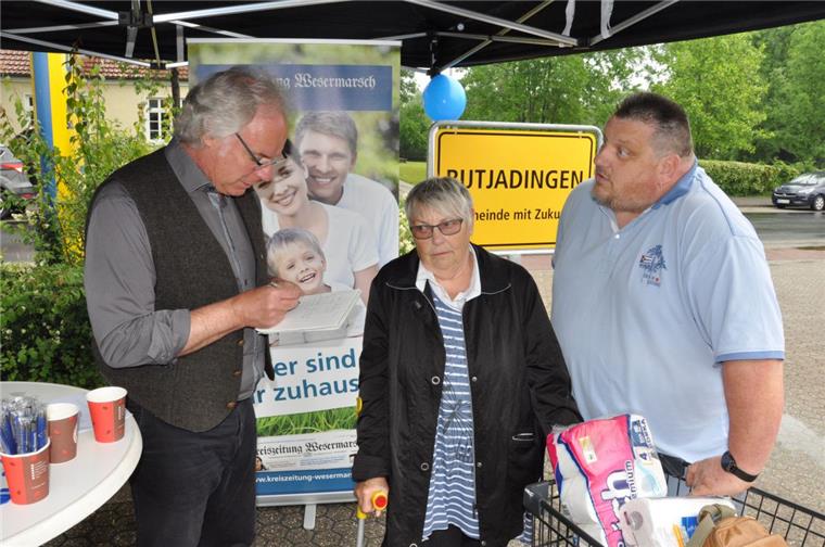 Was die Menschen in Butjadingen besonders bewegt Christoph Heilscher (links) aus der Redaktion im Gespräch mit Gudrun Scheel und Jens Teichmann.
