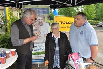 Christoph Heilscher (links) aus der Redaktion im Gespräch mit Gudrun Scheel und Jens Teichmann.