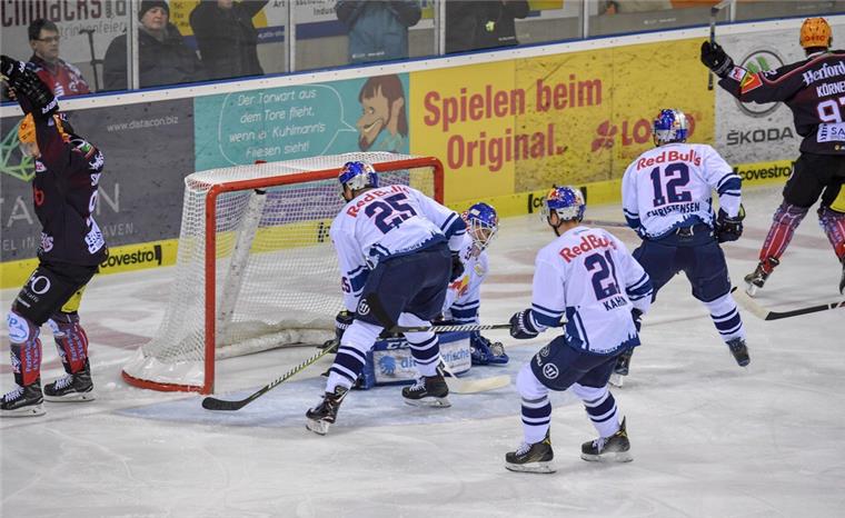 Christoph Körner (rechts) jubelt über das 1:0 für die Fischtown Pinguins.
