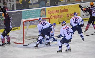 Christoph Körner (rechts) jubelt über das 1:0 für die Fischtown Pinguins.