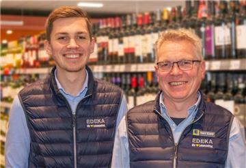 Christopher Cord (links) und sein Vater Torsten Cord in ihrem EDEKA-Markt.