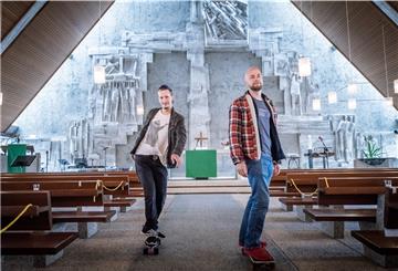 Christopher Schlicht und Maximilian Bode (links) wirken künftig als neue Pastoren in der Emmaus Gemeinde in Bremerhaven und wollen die Kirche mit ihrem unkonventionellen Konzept grundlegend umkrempeln und modernisieren.