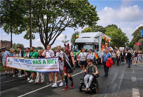 Christopher Street Day (CSD) in Bremen - der Zug zieht sich durch die Stadt.