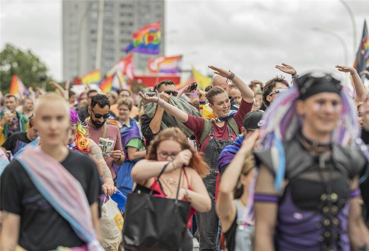 Christopher Street Day in Bremerhaven: Bunt, laut und vor allem queer. 