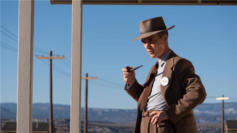 Sandra, Wim und Ilker - Deutsches Trio auf Oscar-Kurs Cillian Murphy als J. Robert Oppenheimer. Das Atombomben-Drama führt mit 13 Nominierungen das Rennen um den wichtigsten Filmpreis der Welt, die Oscars, an.