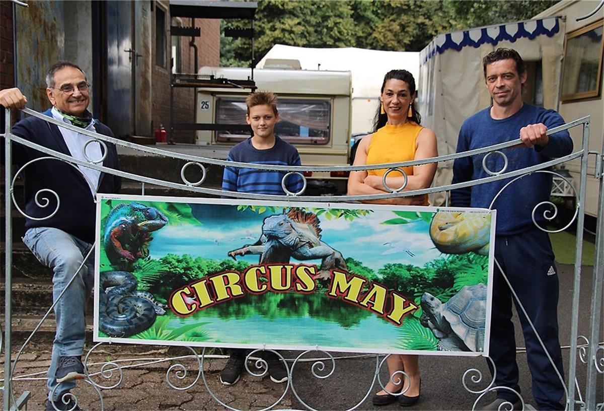 „Circus May“ darf bleiben: Hans-Jürgen Schnellrieder (von links), der elfjährige Anton, Tamara May, Nino Frank, ihr Lebenspartner.