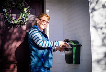 CITIPOST-Zustellerin Ines Drobe während der Briefverteilung in ihrem Zustellgebiet in Speckenbüttel.
