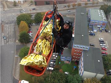 Claas Lohse  ist bei der Feuerwehr als Höhenretter im Einsatz: Am Montag übte er mit seinen Kollegen das Abwinschen vom Radarturm. 