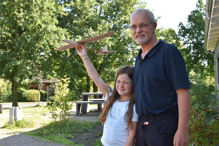 Clara hält ihren „Quicker“-Wurfgleiter gen Himmel: Ihr Vater Burkhard Fischer-Wasels ist Mitglied in der Modellflugsparte des TV Falkenberg. Er hat sie beim Bau in Tarmstedt unterstützt.