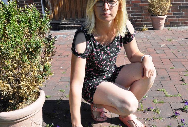 Claudia Brust zeigt eine der Stellen, an der Diebe Holzpfähle samt Betonfuß ausgegraben haben.
