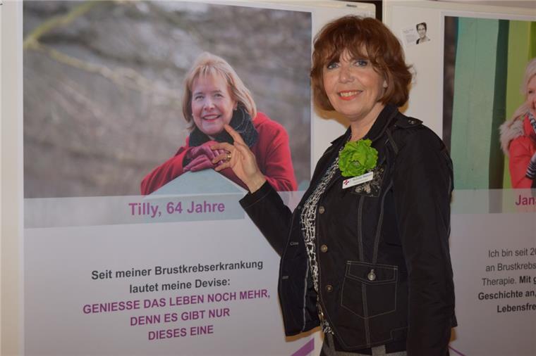 Ausstellung zeigt an Brustkrebs erkrankte Frauen Claudia Marhenke-Maybaum hat ehrenamtlich das Projekt zur Ausstellung „Hommage an das Leben“ auf den Weg gebracht. Zurzeit ist die Ausstellung im Klinikum Reinkenheide zu sehen.