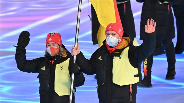 Pechsteins Prozess um Millionen und ihren Ruf Claudia Pechstein ist mit Francesco Friedrich Fahnenträgerin in Peking.