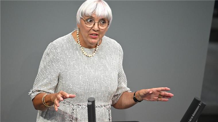 Games-Entwickler bekommen erstmals Stipendien vom Bund Claudia Roth (Bündnis 90/Die Grünen), Staatsministerin für Kultur und Medien, spricht in der Generaldebatte über den Haushalt 2025 im Bundestag. Sie ist auch für das neue Games-Stipendienprogramm zuständig.