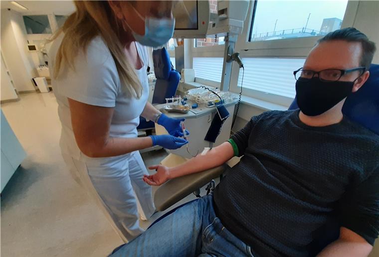 Claudia Schorer nimmt Redakteur Klaas Tucholke Blut ab. Bevor eine Plasmaspende abgegeben werden kann, wird das Blut auf eine ausreichende Anzahl an Antikörpern getestet.