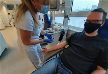 Claudia Schorer nimmt Redakteur Klaas Tucholke Blut ab. Bevor eine Plasmaspende abgegeben werden kann, wird das Blut auf eine ausreichende Anzahl an Antikörpern getestet.