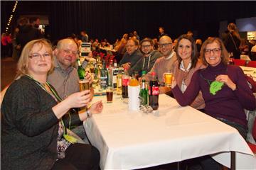 Claudia, Sigrid, Uwe und Hannah mit Kollegen. Grünkohl-Party 2019 in der Stadtha...
