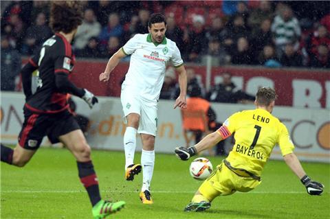 Claudio Pizarro - einfach unglaublich. Der Werder-Profi erzielt in Leverkusen drei Treffer beim 4:1-Sieg.