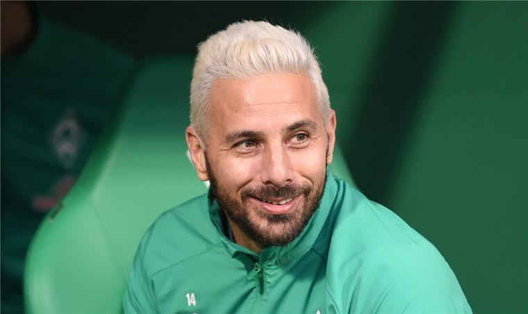 Claudio Pizarro: "Wir haben Florian gestern im Stich gelassen" Werders Claudio Pizarro sitzt auf der Bank.