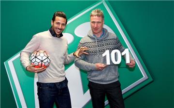 Claudio Pizarro (links)  könnte morgen im Spiel bei Bayern München den Werder-Rekord von Marco Bode einstellen. 