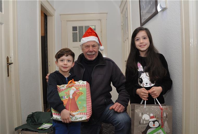 KZW-Weihnachtsaktion: Wenn der Weihnachtsmann klingelt Claus Bleckert als Weihnachtsmann mit Milat (links) und seiner Schwester Geti, die sich sehr über die Geschenke freuen.