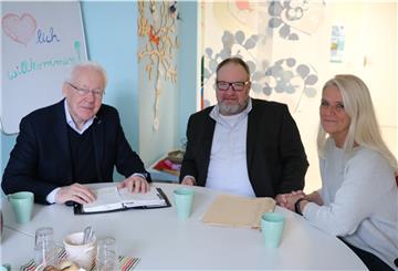Claus Brüggemann, Thorsten Ohlmann und Andrea Neuhaus (v.l.) vom Vorstand des Hospizvereins Hombre beraten sich auch während der Corona-Krise über die neuen Herausforderungen. Dieses Bild wurde allerdings im Januar aufgenommen.