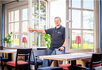Claus Seebeck bereitet sich darauf vor, seinen familiengeführten Landgasthof in Flögeln wieder zu öffnen.