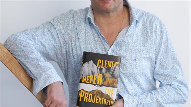 „Die Projektoren“ werfen Licht auf europäische Tragödien Clemens Meyer steht mit seinem neuen Roman auf der Longlist des Deutschen Buchpreises (Foto: Produktion).