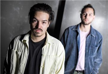 Die Musiker Clemens Rehbein (l) und Philipp Dausch der Band Milky Chance, am Rande eines Interviews
