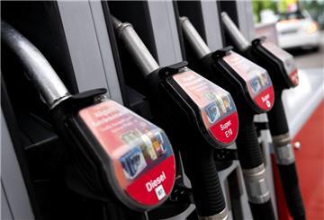Ein Tanksäule ist an einer Tankstelle zu sehen. 