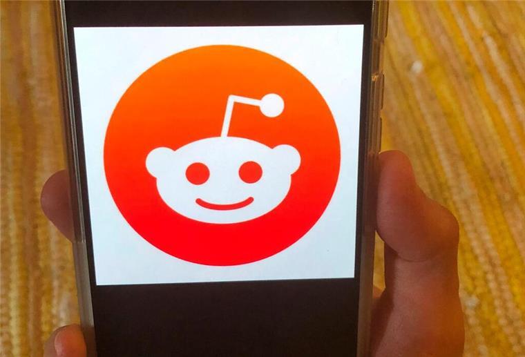 Ein Handy mit dem Symbol von Reddit