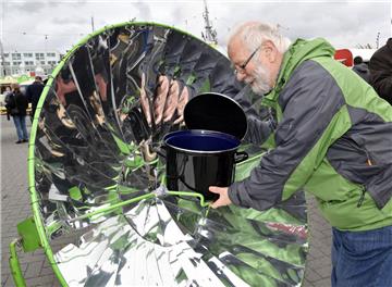 Cleverer Wasserkocher: Peter Wortmann aus Oldendorf gewinnt über diesen Spiegel mit Sonnenlicht heißes Wasser.