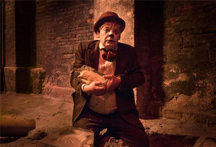 „Karigula“: Kann Karla Charlie lieben, um ihn zu töten? Clown Charly (Ben Becker) kann die Menschen nicht mehr zum Lachen bringen - daher soll eine Serienmörderin ihn umbringen.