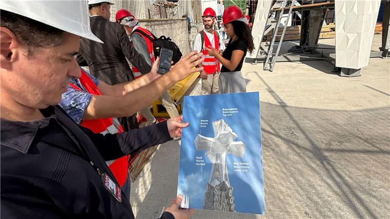 Co-Architekt Mauricio Cortés zeigt mit Hilfe eines Schaubilds, wie das Kreuz auf dem Jesus-Turm aussehen wird.