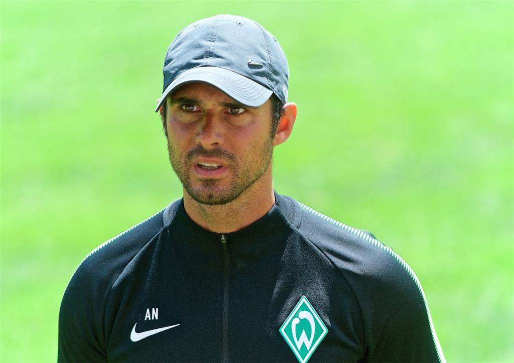Coach Alexander Nouri beobachtet die Lage. Foto: Gumz