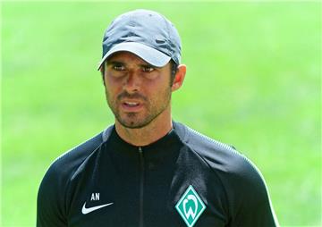 Coach Alexander Nouri beobachtet die Lage. Foto: Gumz