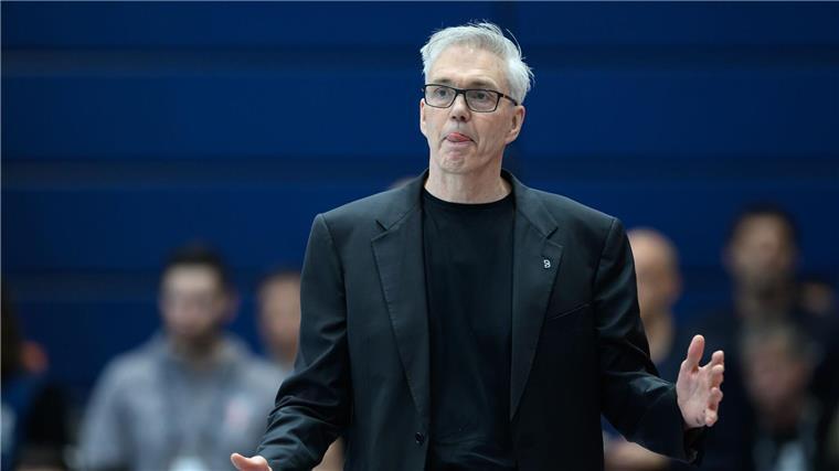 Erfolg im Bayern-Duell: München baut Tabellenführung aus Coach Herbert hatte seine Bayern defensiv gut auf Würzburg eingestellt.