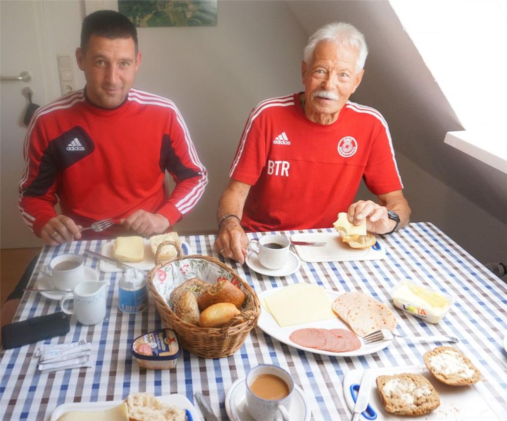 Coach Jörn Baumann und Betreuer Volkmar Riemann beim Frühstück. Der 77-jährige B...