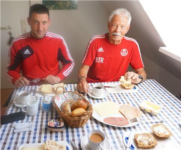 Coach Jörn Baumann und Betreuer Volkmar Riemann beim Frühstück. Der 77-jährige B...
