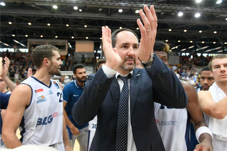 Jetzt sollen die Hagener "Feuervögel" gerupft werden Coach Sebastian Machowski ist mit den Eisbären Bremerhaven siegreich in die BBL gestartet.