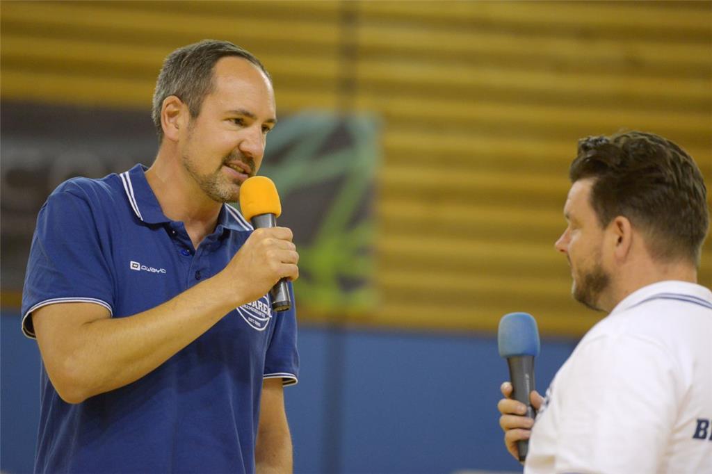 Coach Sebastian Machowski (links) stellt seine neue Mannschaft vor. Foto: Schima...