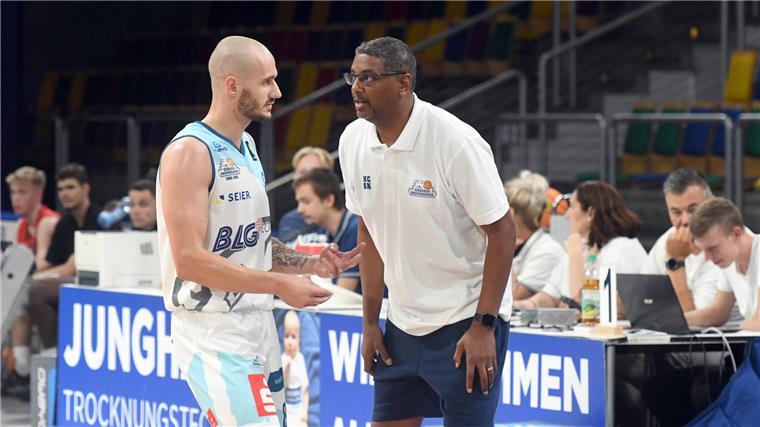 Coach Steven Key im Gespräch mit Spielmacher Simon Krajcovic. Die Neuzugänge der Eisbären konnten nicht durchgehend überzeugen.