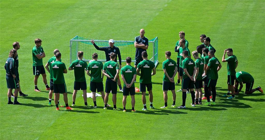 Coach Viktor Skripnik hatte seinen Akteuren eine ganze Menge zu erzählen. Foto G...