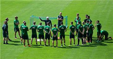 Coach Viktor Skripnik hatte seinen Akteuren eine ganze Menge zu erzählen. Foto G...