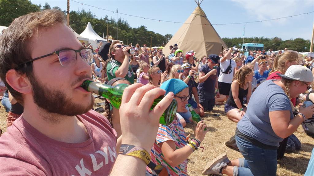 Cocktail aus Entspannung, Spaß und Erfrischung: Bieryoga ist beim Deichbrand seh...