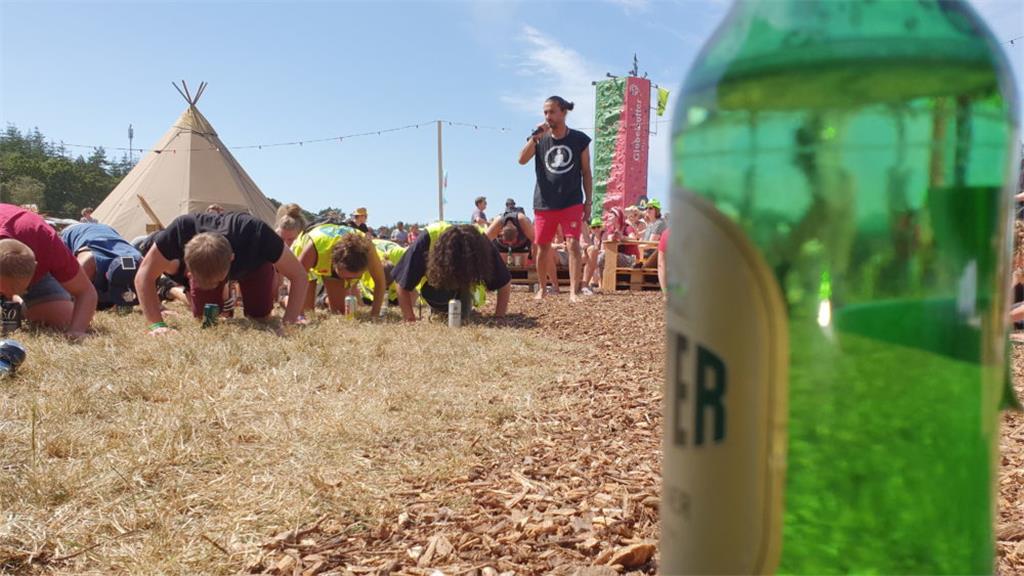 Cocktail aus Entspannung, Spaß und Erfrischung: Bieryoga ist beim Deichbrand seh...