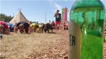 Cocktail aus Entspannung, Spaß und Erfrischung: Bieryoga ist beim Deichbrand seh...
