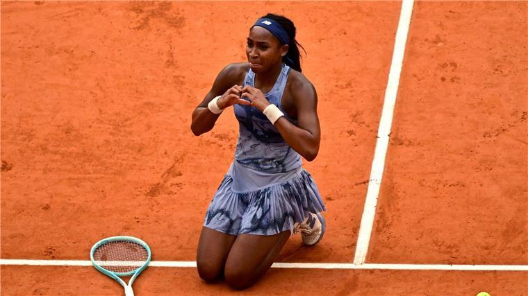 Coco Gauff gewinnt in Paris und dankt Gott Coco Gauff kniet auf der roten Asche und feiert den Sieg in Paris.